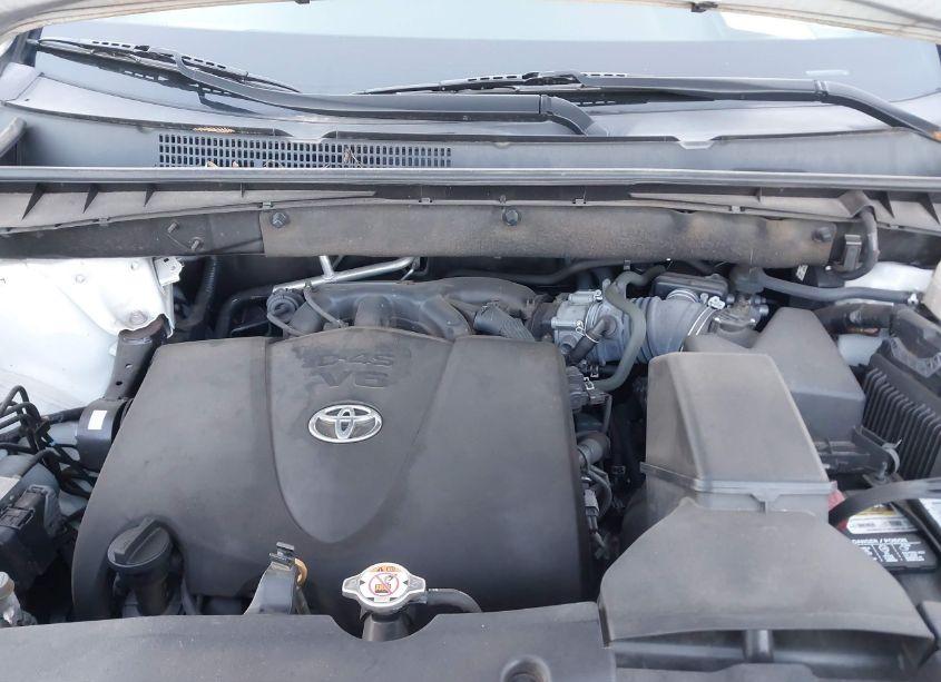 Photo 10 of 2018 Toyota Highlander LE (VIN 5TDBZRFH4JS835971)