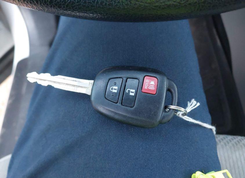 Photo 11 of 2018 Toyota Highlander LE (VIN 5TDBZRFH4JS835971)