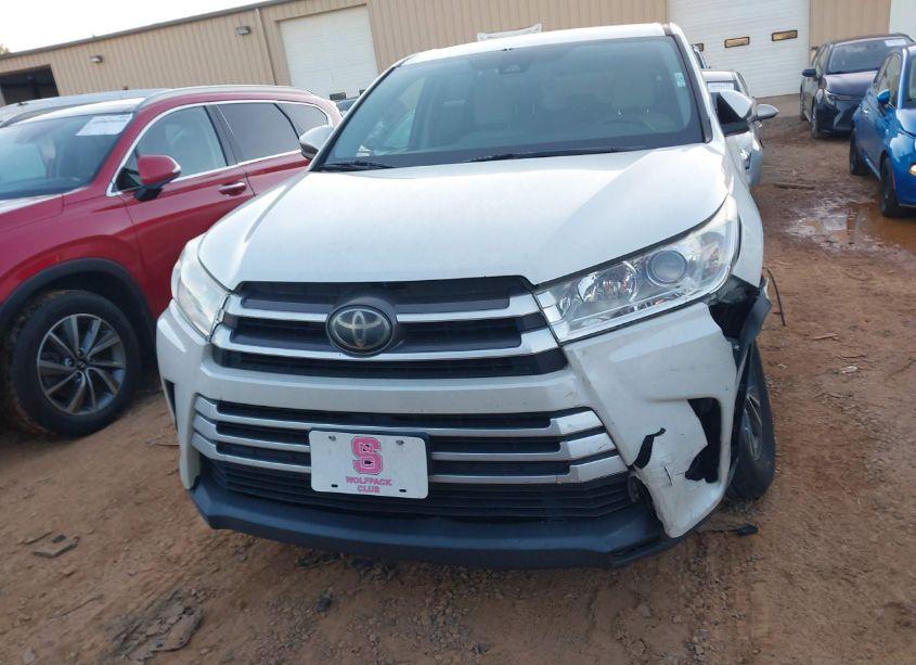 Photo 12 of 2018 Toyota Highlander LE (VIN 5TDBZRFH4JS835971)