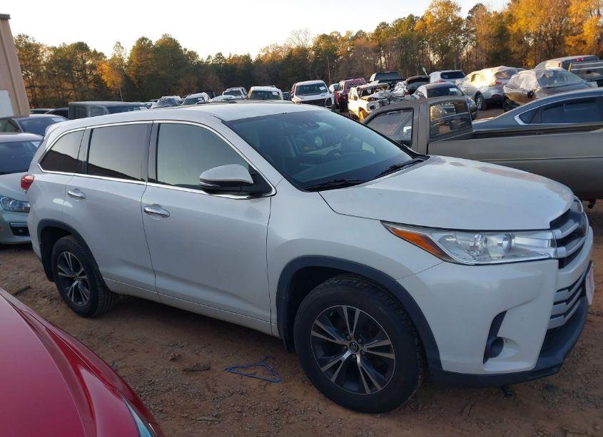 Photo 13 of 2018 Toyota Highlander LE (VIN 5TDBZRFH4JS835971)