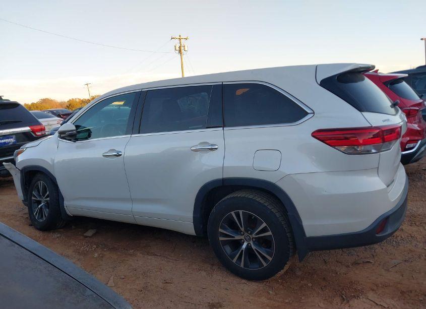 Photo 14 of 2018 Toyota Highlander LE (VIN 5TDBZRFH4JS835971)