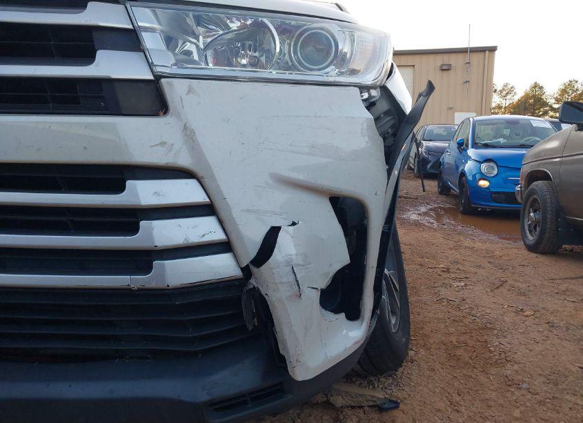 Photo 18 of 2018 Toyota Highlander LE (VIN 5TDBZRFH4JS835971)