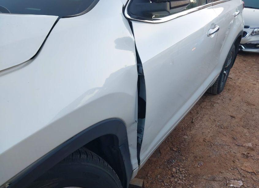 Photo 20 of 2018 Toyota Highlander LE (VIN 5TDBZRFH4JS835971)