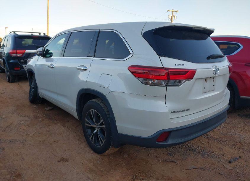 Photo 3 of 2018 Toyota Highlander LE (VIN 5TDBZRFH4JS835971)