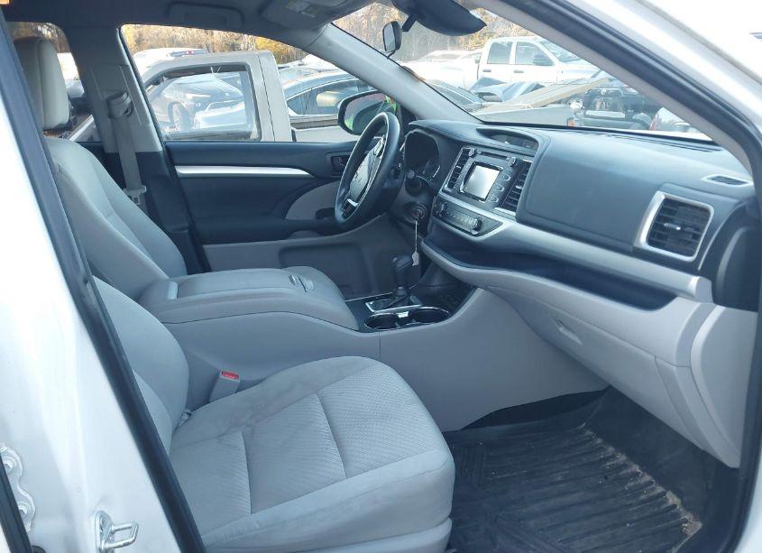 Photo 5 of 2018 Toyota Highlander LE (VIN 5TDBZRFH4JS835971)