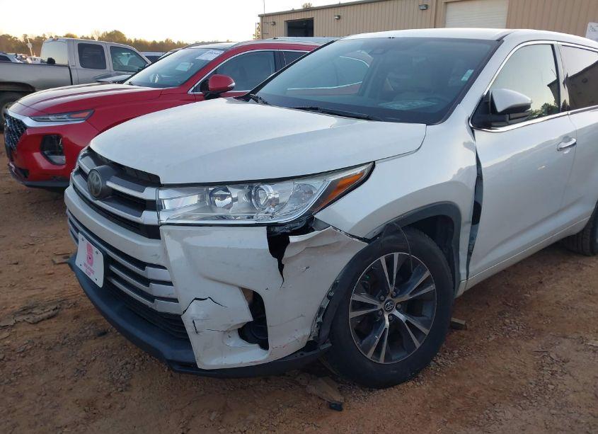 Photo 6 of 2018 Toyota Highlander LE (VIN 5TDBZRFH4JS835971)