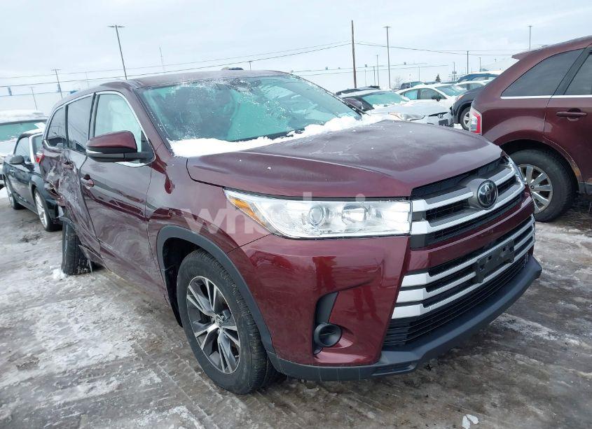 2018 Toyota Highlander LE (VIN 5TDBZRFH4JS877329) main photo