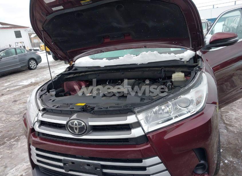 Photo 10 of 2018 Toyota Highlander LE (VIN 5TDBZRFH4JS877329)