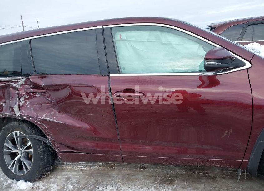 Photo 13 of 2018 Toyota Highlander LE (VIN 5TDBZRFH4JS877329)