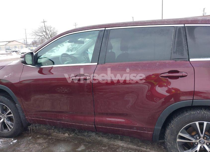 Photo 14 of 2018 Toyota Highlander LE (VIN 5TDBZRFH4JS877329)