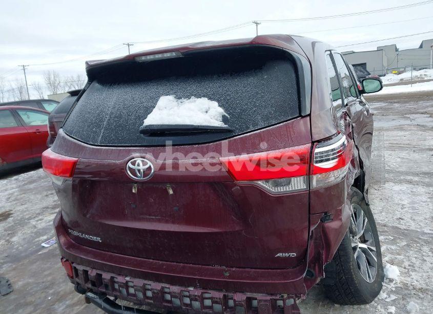 Photo 16 of 2018 Toyota Highlander LE (VIN 5TDBZRFH4JS877329)