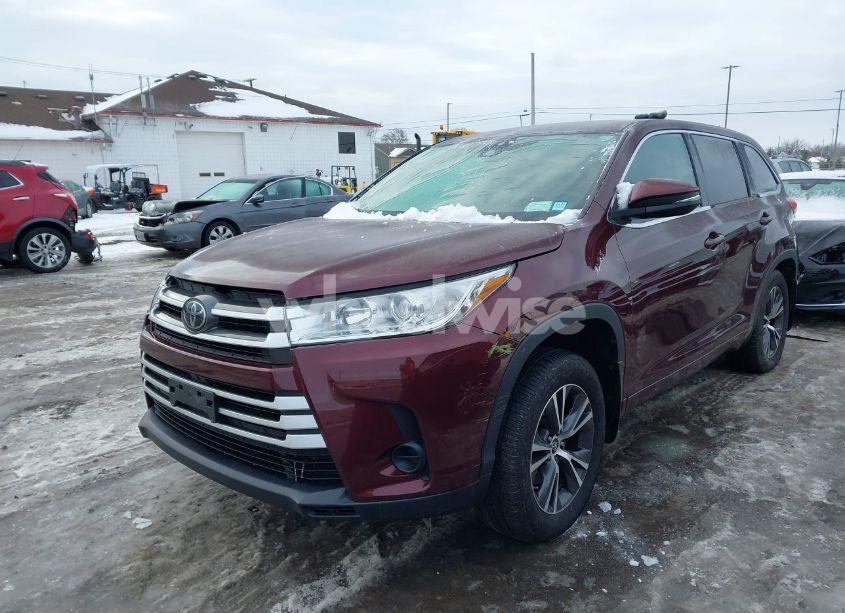 Photo 2 of 2018 Toyota Highlander LE (VIN 5TDBZRFH4JS877329)