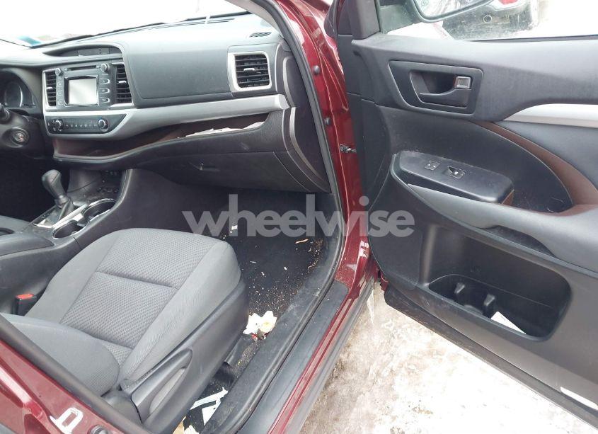 Photo 5 of 2018 Toyota Highlander LE (VIN 5TDBZRFH4JS877329)