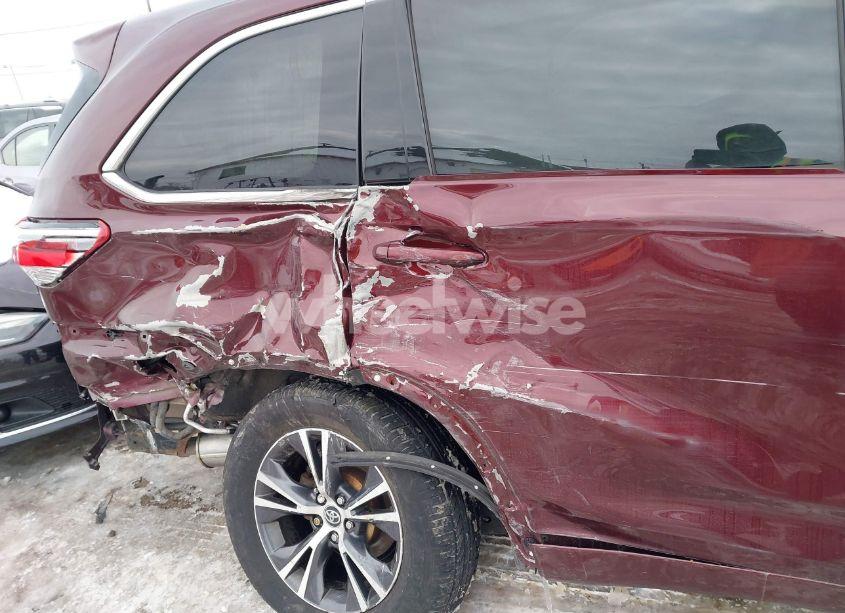 Photo 6 of 2018 Toyota Highlander LE (VIN 5TDBZRFH4JS877329)