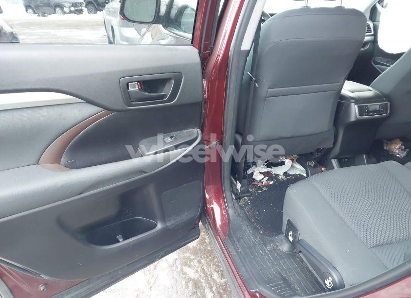 Photo 8 of 2018 Toyota Highlander LE (VIN 5TDBZRFH4JS877329)