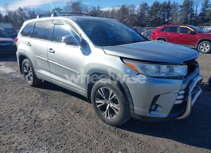2018 Toyota Highlander LE PLUS (VIN 5TDBZRFH4JS884880) main photo