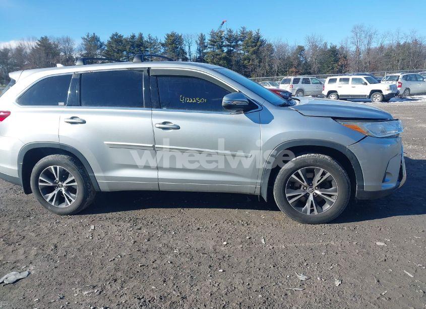 Photo 13 of 2018 Toyota Highlander LE PLUS (VIN 5TDBZRFH4JS884880)