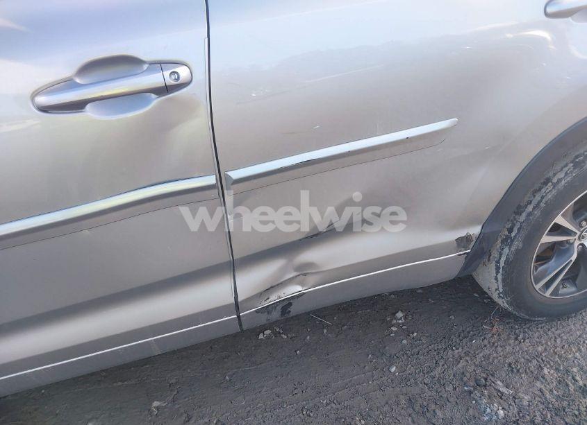 Photo 17 of 2018 Toyota Highlander LE PLUS (VIN 5TDBZRFH4JS884880)