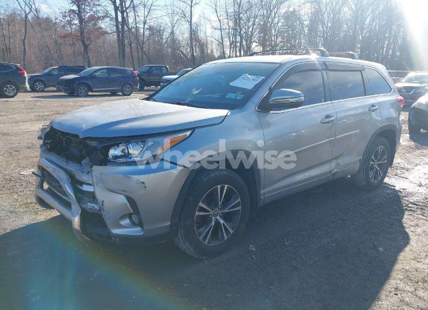 Photo 2 of 2018 Toyota Highlander LE PLUS (VIN 5TDBZRFH4JS884880)
