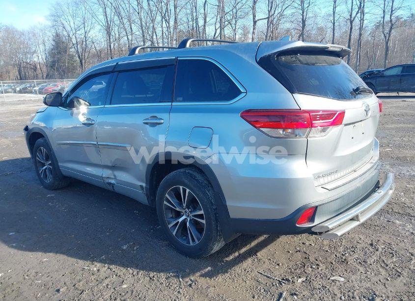 Photo 3 of 2018 Toyota Highlander LE PLUS (VIN 5TDBZRFH4JS884880)