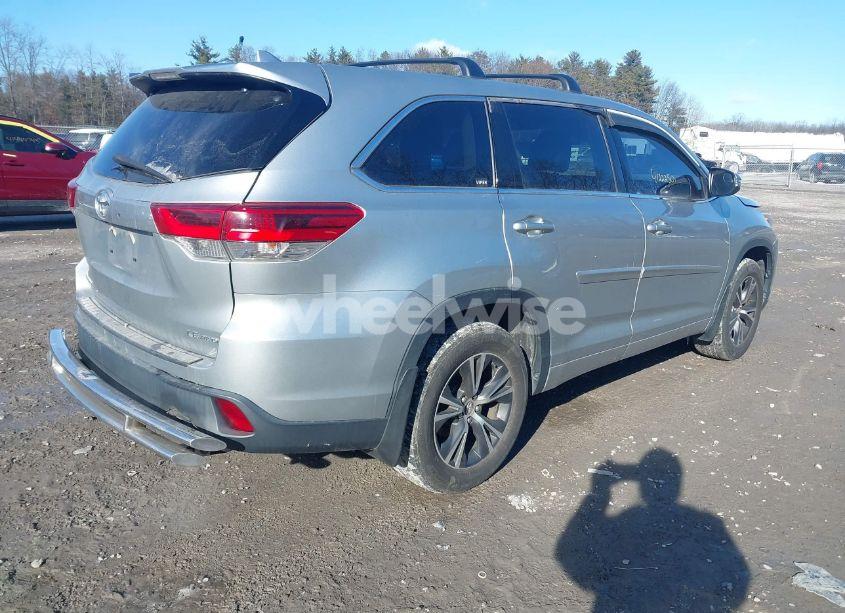 Photo 4 of 2018 Toyota Highlander LE PLUS (VIN 5TDBZRFH4JS884880)