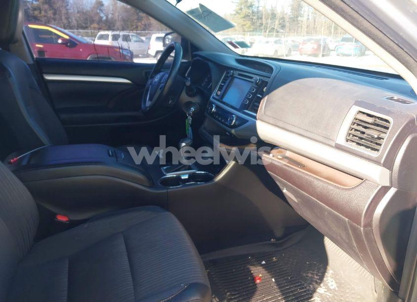 Photo 5 of 2018 Toyota Highlander LE PLUS (VIN 5TDBZRFH4JS884880)