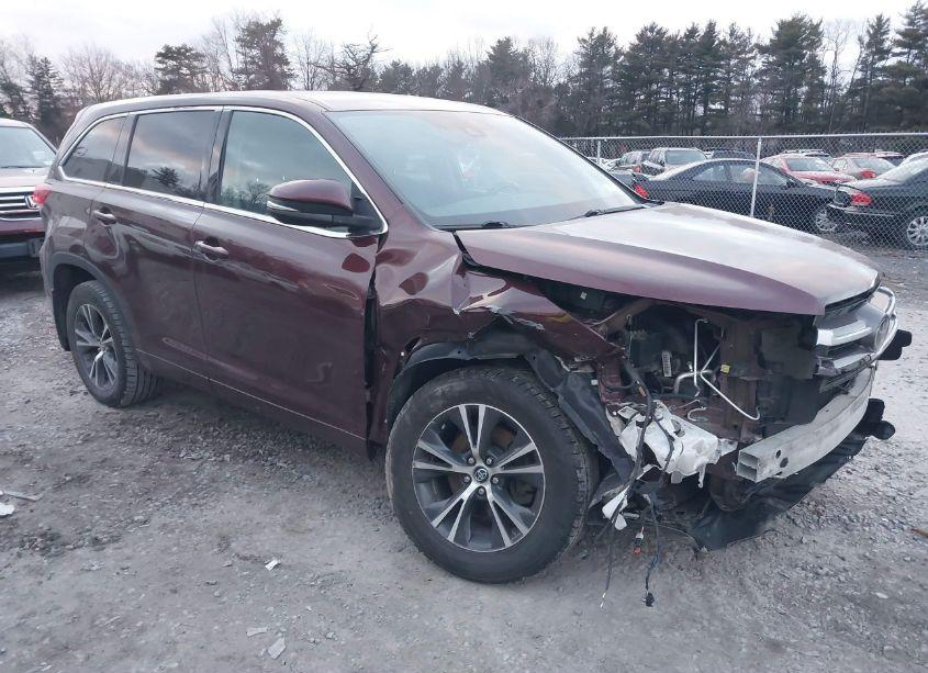 2018 Toyota Highlander LE PLUS (VIN 5TDBZRFH4JS900480) main photo