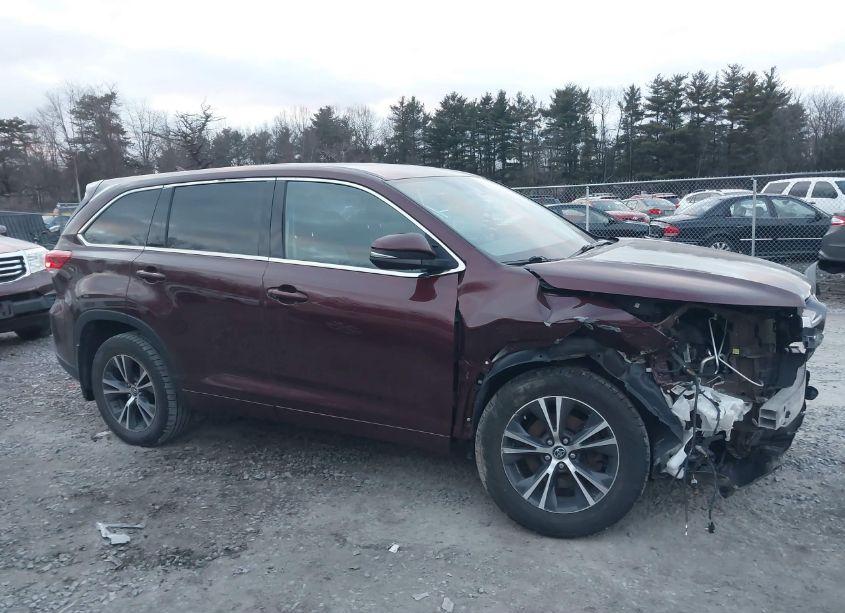 Photo 13 of 2018 Toyota Highlander LE PLUS (VIN 5TDBZRFH4JS900480)