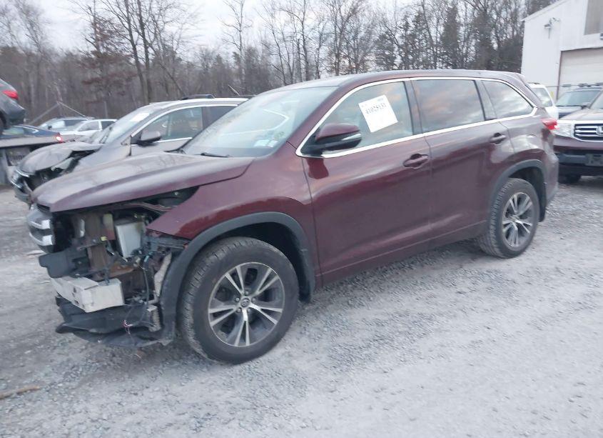 Photo 2 of 2018 Toyota Highlander LE PLUS (VIN 5TDBZRFH4JS900480)