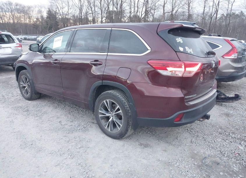 Photo 3 of 2018 Toyota Highlander LE PLUS (VIN 5TDBZRFH4JS900480)