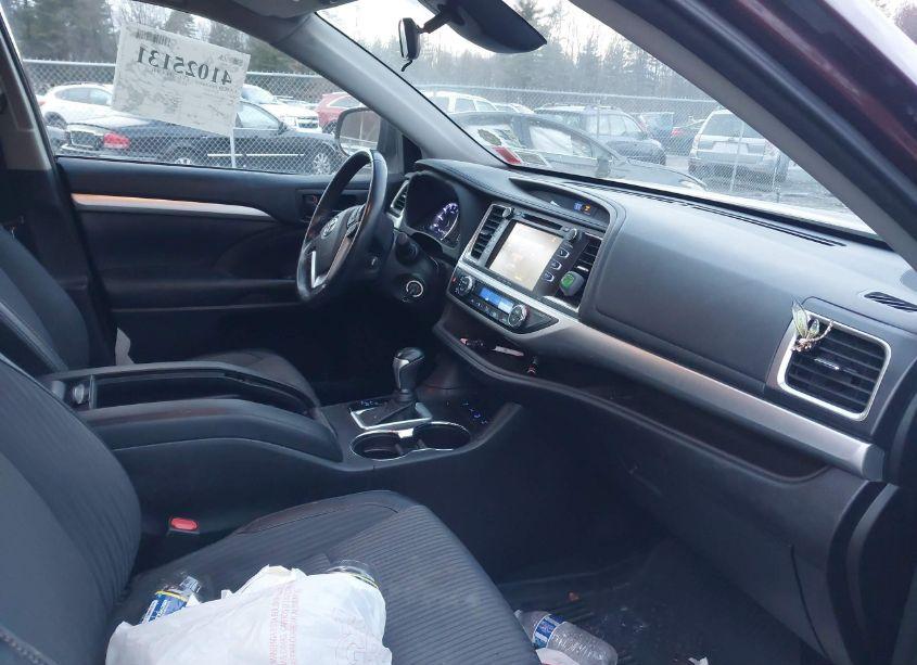 Photo 5 of 2018 Toyota Highlander LE PLUS (VIN 5TDBZRFH4JS900480)