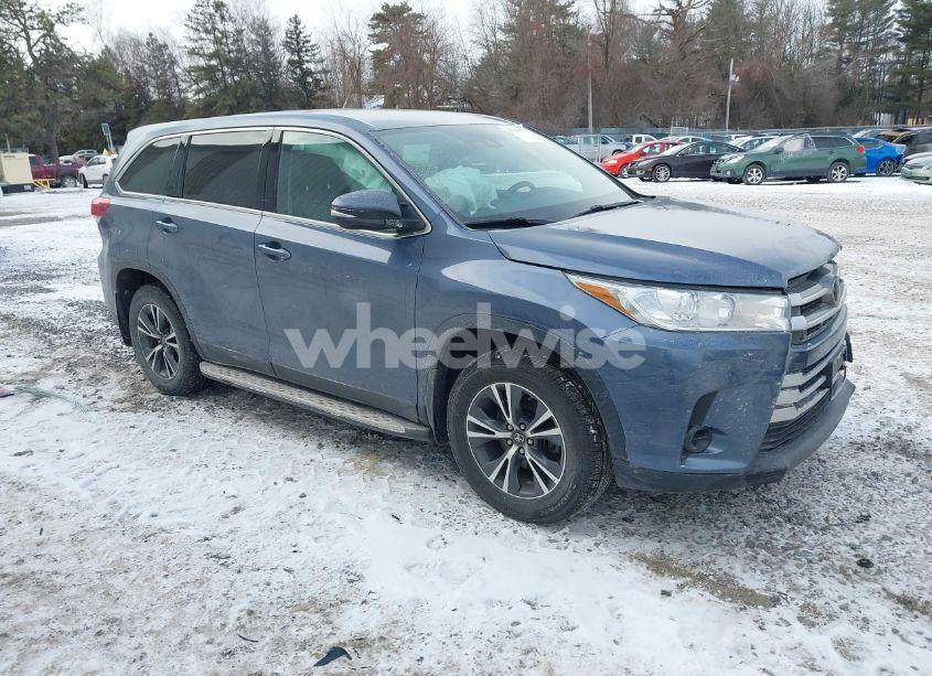 2019 Toyota Highlander LE (VIN 5TDBZRFH4KS738142) main photo