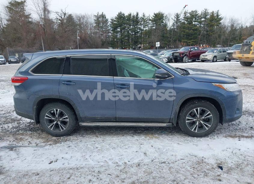 Photo 13 of 2019 Toyota Highlander LE (VIN 5TDBZRFH4KS738142)