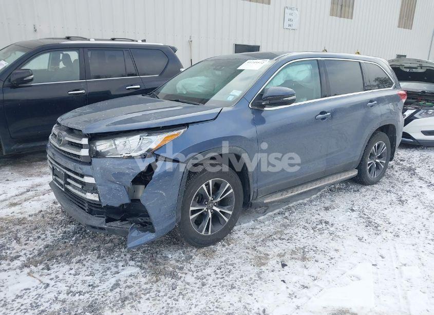 Photo 2 of 2019 Toyota Highlander LE (VIN 5TDBZRFH4KS738142)