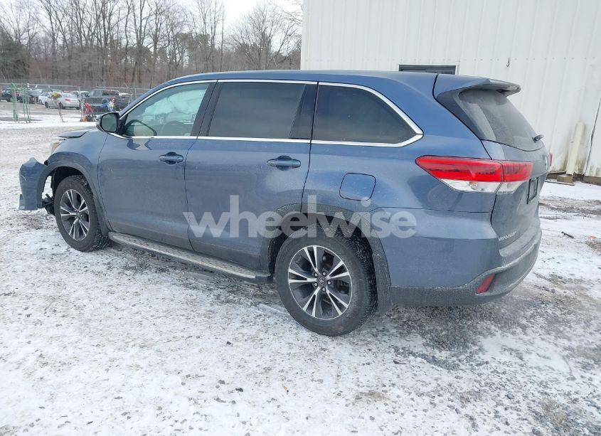 Photo 3 of 2019 Toyota Highlander LE (VIN 5TDBZRFH4KS738142)