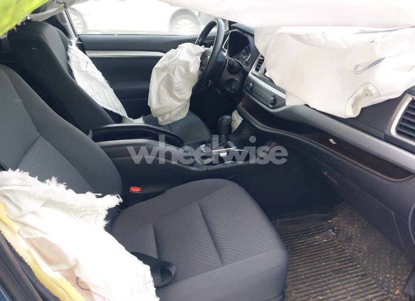 Photo 5 of 2019 Toyota Highlander LE (VIN 5TDBZRFH4KS738142)