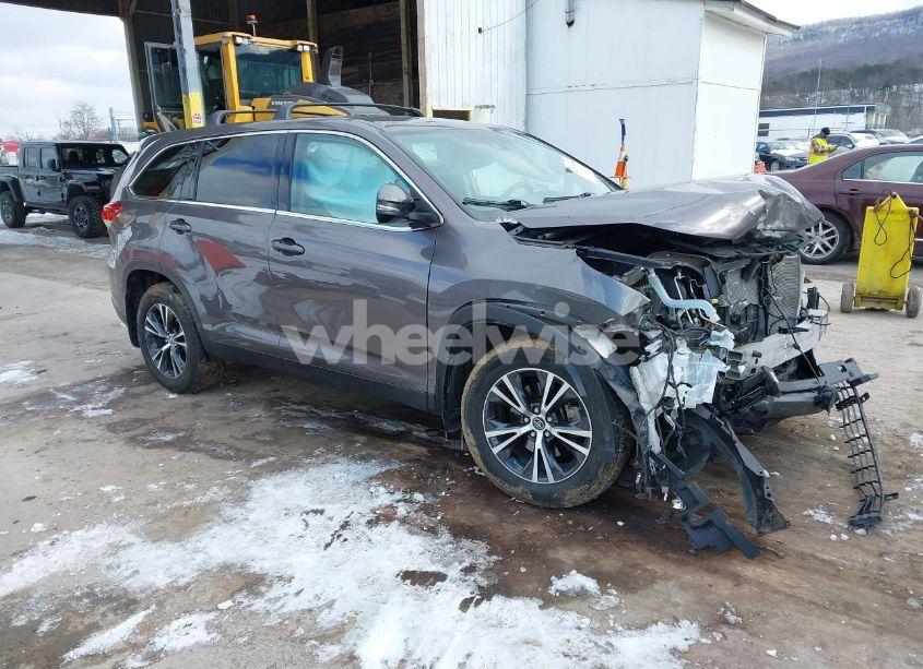 2019 Toyota Highlander LE PLUS (VIN 5TDBZRFH4KS741123) main photo