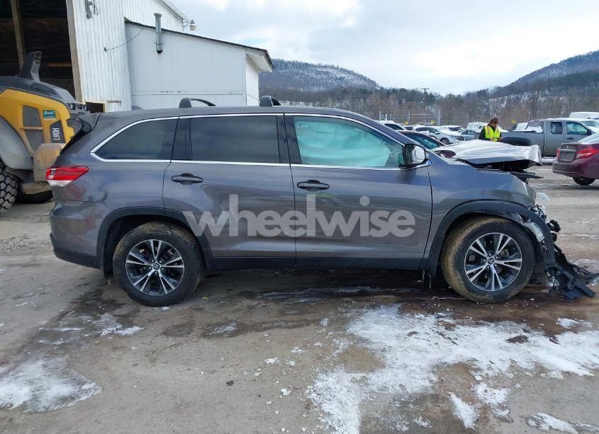Photo 14 of 2019 Toyota Highlander LE PLUS (VIN 5TDBZRFH4KS741123)