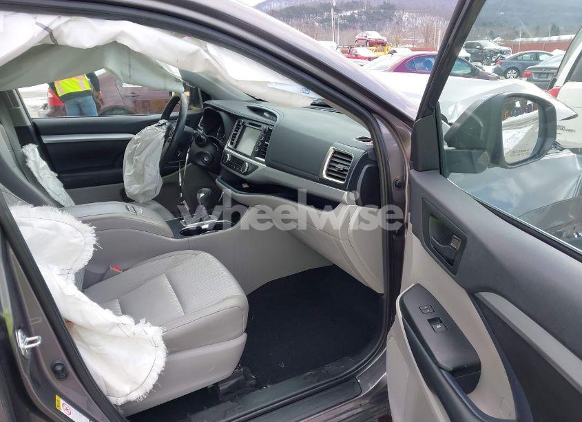 Photo 5 of 2019 Toyota Highlander LE PLUS (VIN 5TDBZRFH4KS741123)