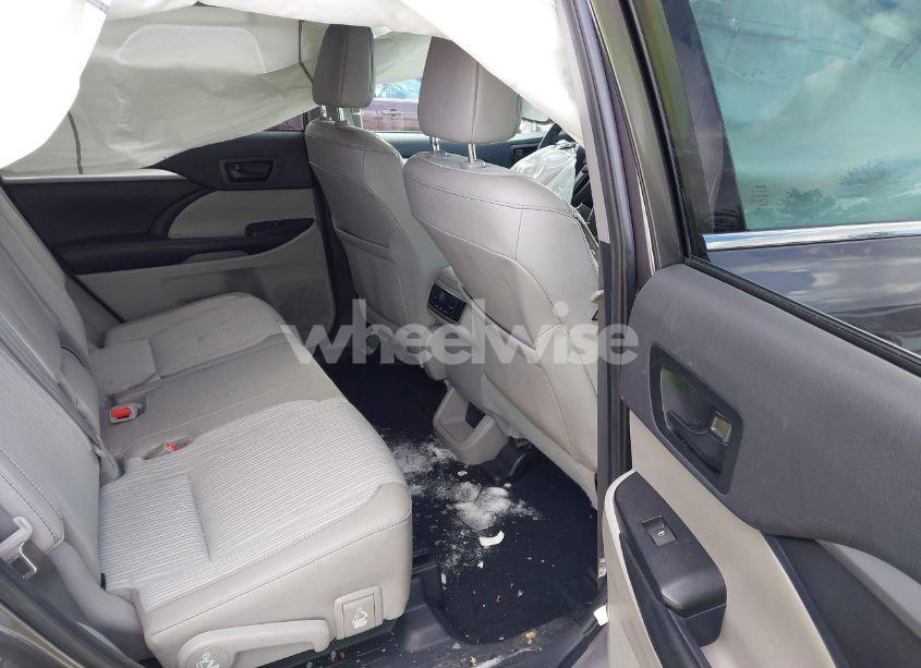 Photo 8 of 2019 Toyota Highlander LE PLUS (VIN 5TDBZRFH4KS741123)