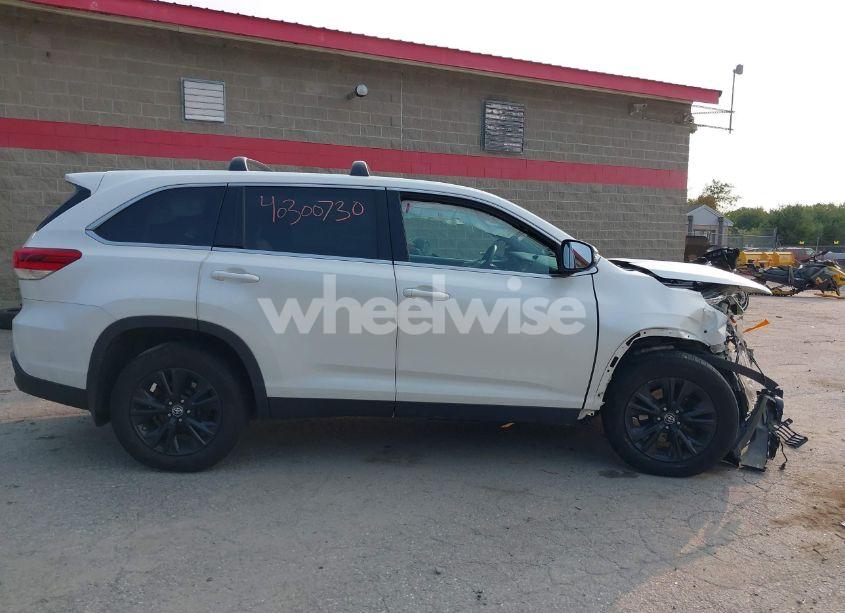 Photo 13 of 2019 Toyota Highlander LE/LE PLUS (VIN 5TDBZRFH4KS988531)