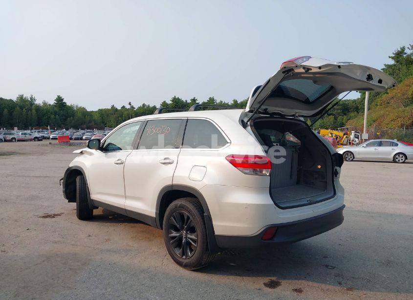 Photo 3 of 2019 Toyota Highlander LE/LE PLUS (VIN 5TDBZRFH4KS988531)