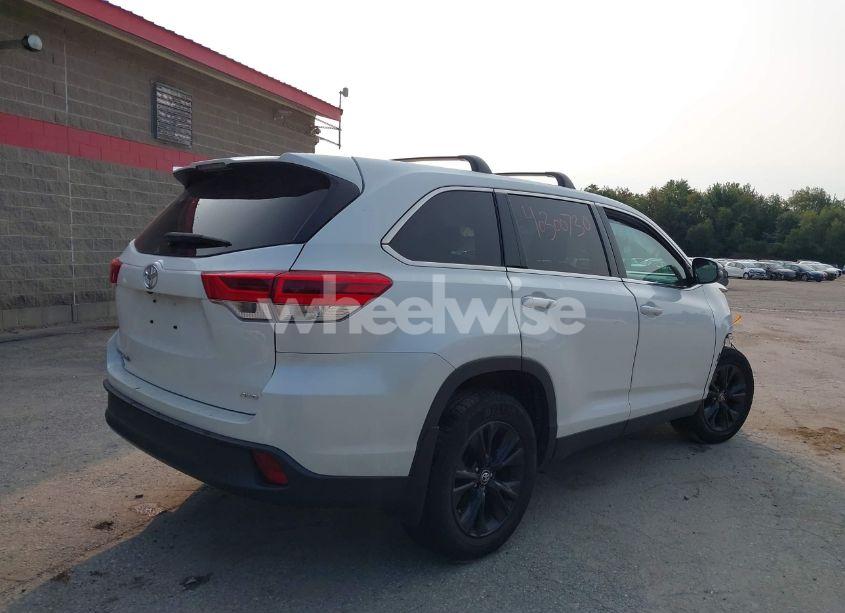 Photo 4 of 2019 Toyota Highlander LE/LE PLUS (VIN 5TDBZRFH4KS988531)