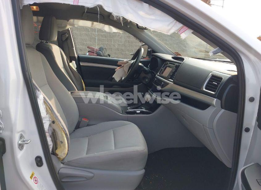 Photo 5 of 2019 Toyota Highlander LE/LE PLUS (VIN 5TDBZRFH4KS988531)