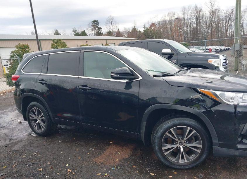 Photo 13 of 2017 Toyota Highlander LE (VIN 5TDBZRFH5HS378727)