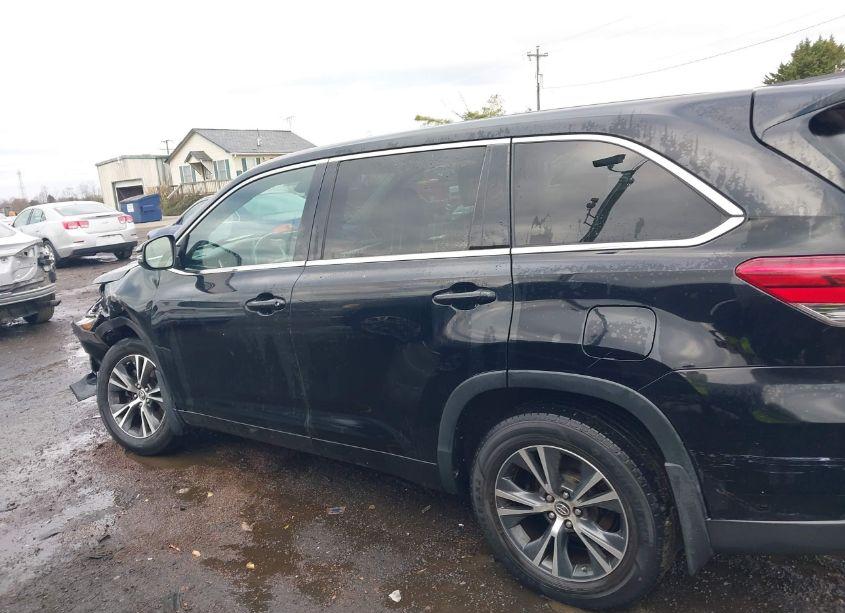 Photo 14 of 2017 Toyota Highlander LE (VIN 5TDBZRFH5HS378727)