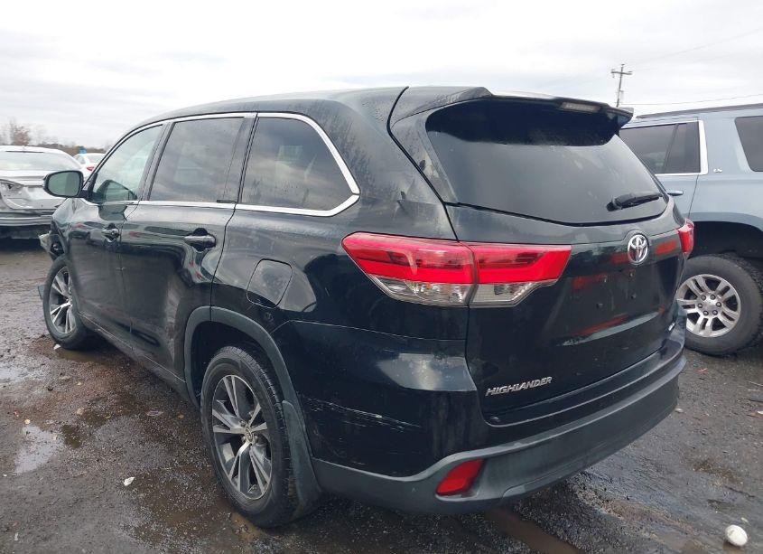 Photo 3 of 2017 Toyota Highlander LE (VIN 5TDBZRFH5HS378727)