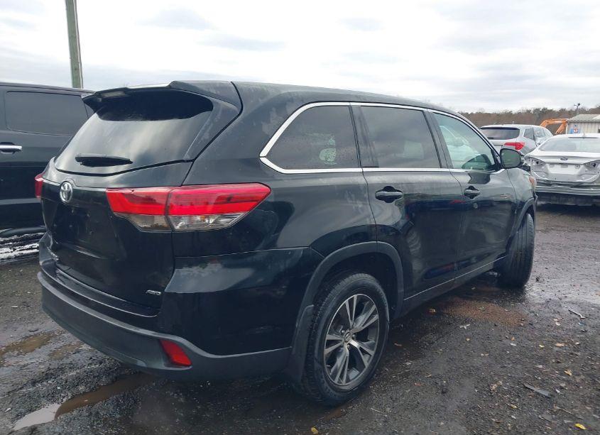 Photo 4 of 2017 Toyota Highlander LE (VIN 5TDBZRFH5HS378727)