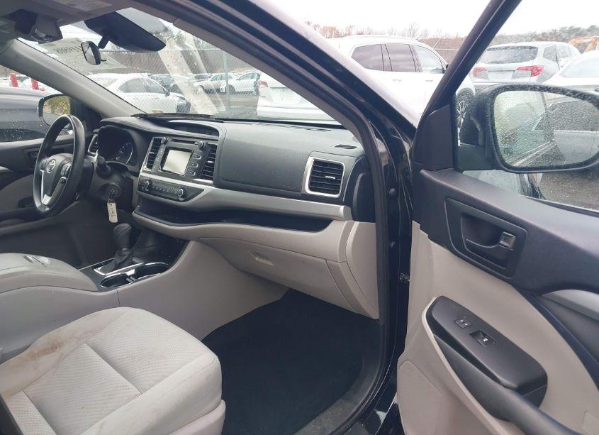 Photo 5 of 2017 Toyota Highlander LE (VIN 5TDBZRFH5HS378727)