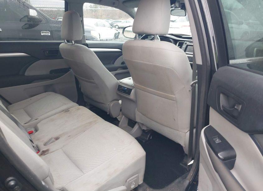 Photo 8 of 2017 Toyota Highlander LE (VIN 5TDBZRFH5HS378727)